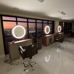 Interior do MA&V Concept com estações de atendimento